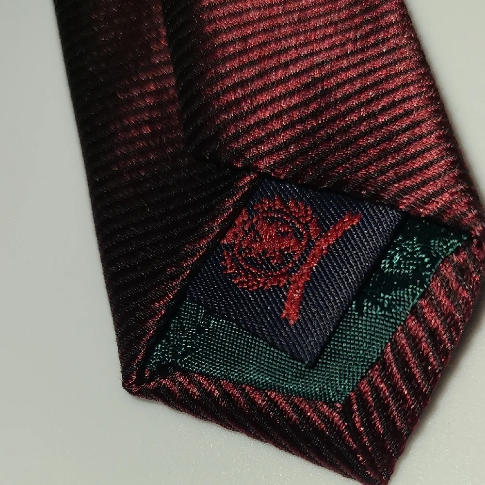 Vtg Tommy Hilfiger Italian Silk Burgundy Crest‎ Tie